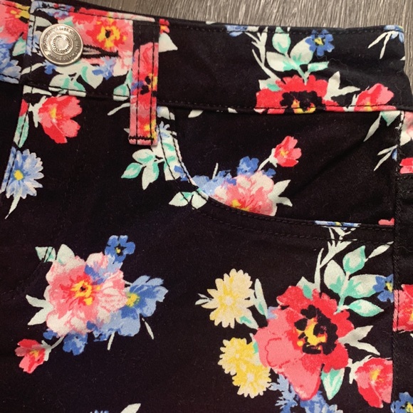 So Black Floral High Waist Cuffed Shorts - Picture 4 of 11